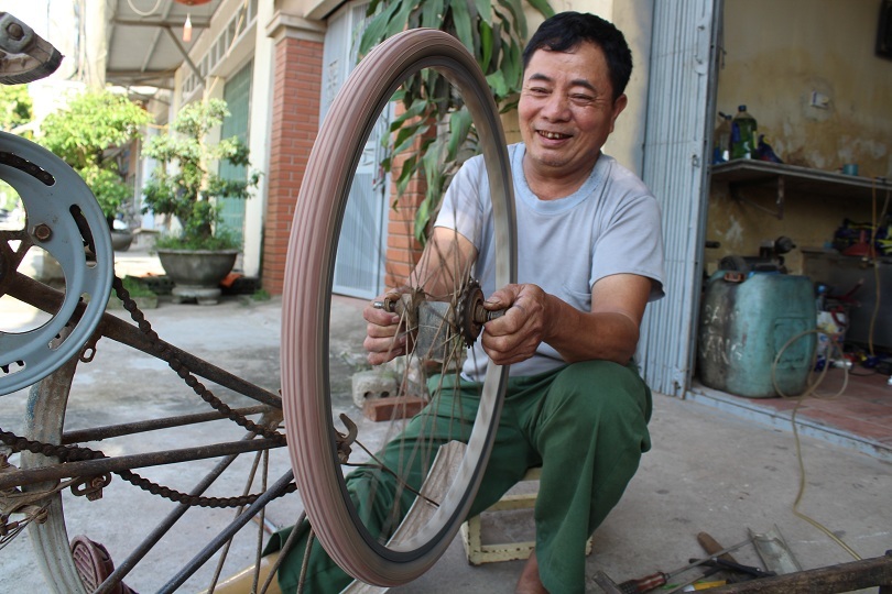 Nghị lực phi thường của cựu binh một chân ở Hưng Yên: 30 năm sửa xe đạp