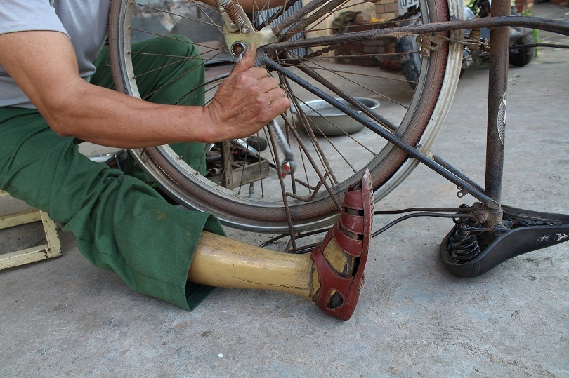 Nghị lực phi thường của cựu binh một chân ở Hưng Yên: 30 năm sửa xe đạp