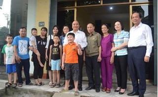 Thủ tướng Nguyễn Xuân Phúc thăm và tặng quà các gia đình chính sách tại Yên Bái