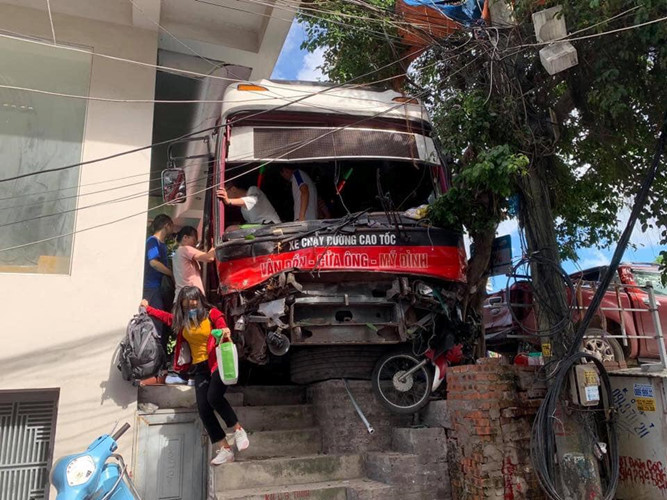 Vụ xe khách tông hàng loạt xe máy ở Quảng Ninh: 2 nạn nhân đã tử vong