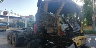 Nghệ An: Hai xe đầu kéo cùng công ty đâm nhau nát đầu trên Quốc lộ 1A 