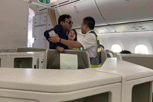 Hành khách sàm sỡ cô gái trẻ trên máy bay bị yêu cầu rời khỏi máy bay.