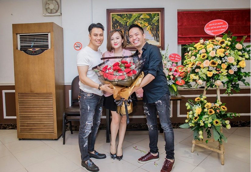 Việt Anh tái xuất với khuôn mặt khác lạ khi dự sinh nhật ông bầu Quang Cường