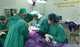 Mẹ hốt hoảng khi phát hiện con trai mắc bệnh nguy hiểm khi tắm cho con