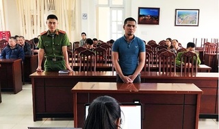 Bị nhắc nhở vì hát hò ầm ĩ nơi công cộng, thanh niên đánh mặt công an