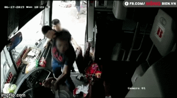 CLIP: Nhóm đối tượng lạ hành hung dã man tài xế xe khách Nghệ An