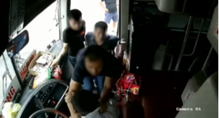 CLIP: Tài xế xe khách Nghệ An bị nhóm đối tượng đánh dã man ở Hải Phòng