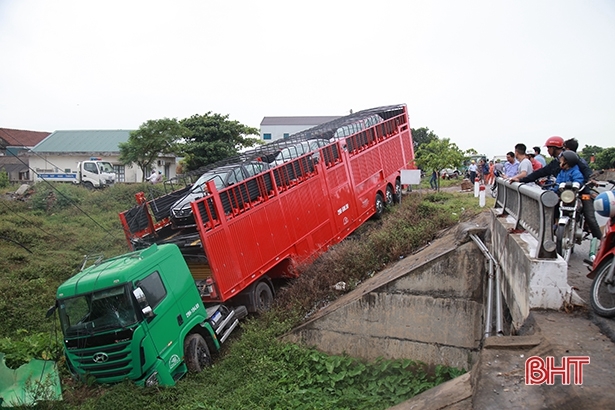 Tránh xe máy, xe đầu kéo 'cày nát' 2 cột mốc, đâm gãy cột điện rồi lao xuống mương