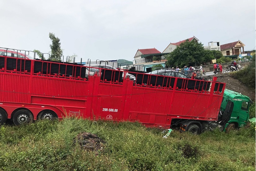 Tránh xe máy, xe đầu kéo 'cày nát' 2 cột mốc, đâm gãy cột điện rồi lao xuống mương