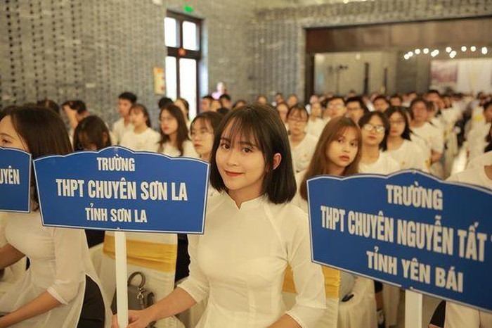 Nữ sinh Sơn La 'gây bão' mạng vì bức hình mặc áo dài trắng