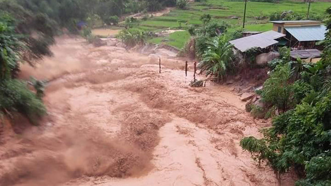 Nước lũ cuốn trôi 20 căn nhà và 17 người dân ở Thanh Hoá