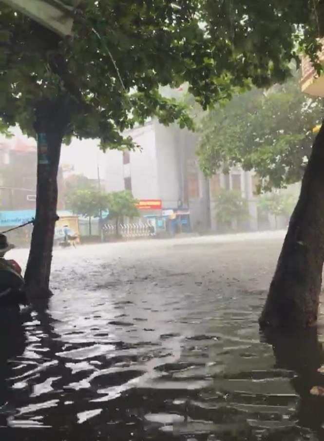 Do ảnh hưởng bão số 3, Nam Định ngập ở nhiều tuyến phố
