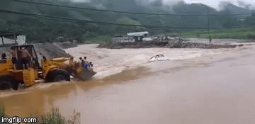 Clip: Kinh hoàng cảnh ô tô bị cuốn trôi khi cố băng qua dòng nước lũ