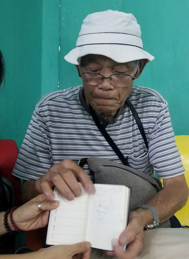Du khách Nhật cho PV xem lại cuốn sổ nhật ký ghi lại hành trình và phí đi lại mỗi ngày. Ảnh Tiền Phong.