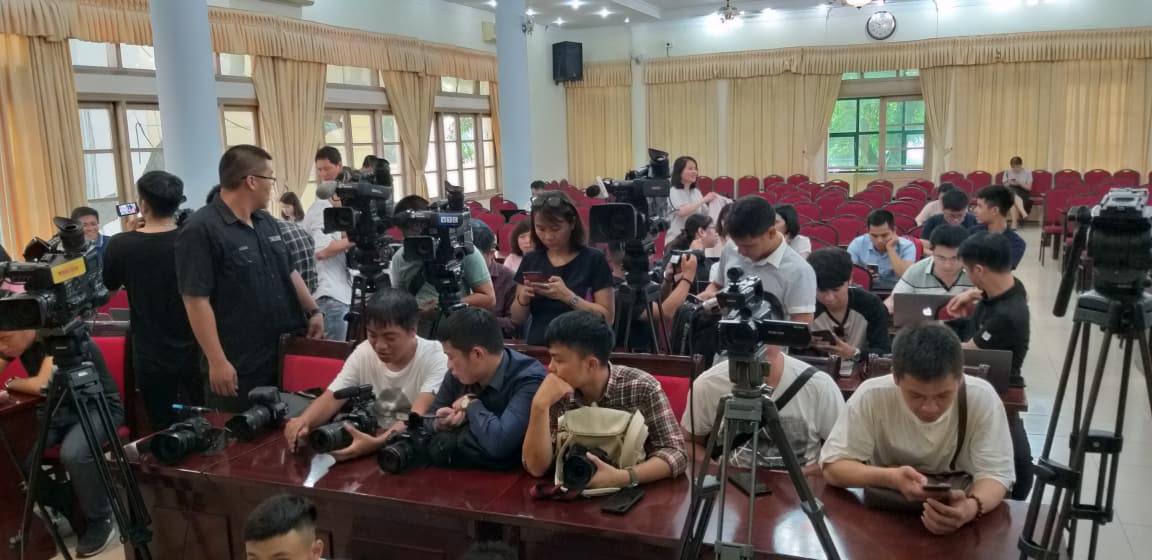 Rất đông phóng viên có mặt để đưa tin buổi họp báo