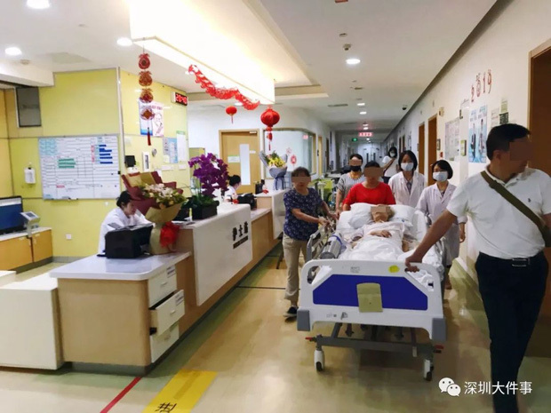 Khoảnh khắc vợ chồng già nắm tay nhau lần cuối trong bệnh viện khiến nghìn người rơi nước mắt