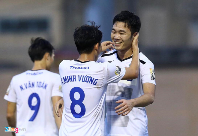 Lương Xuân Trường được BTC V.League vinh danh trước vòng 20 V.League 