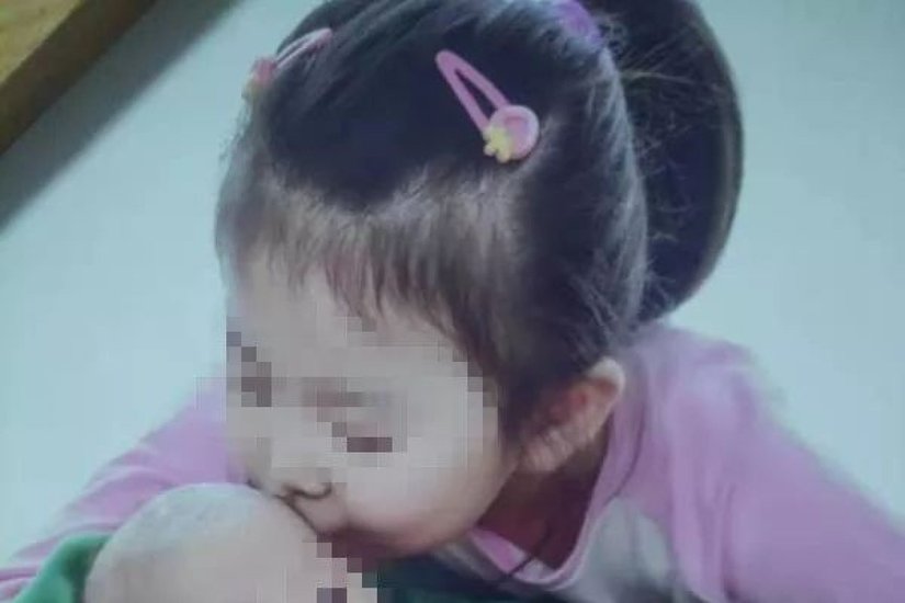 Bé gái 7 tuổi bị mẹ đánh đến chết vì 'ăn chậm'