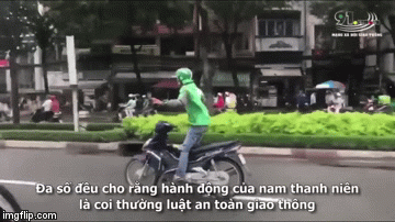 Nam thanh niên khiến nhiều người thót tim khi buông 2 tay, nhún nhảy trên xe máy