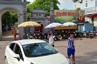 Lái xe bị 'chém' 50 nghìn khi dừng trả khách vài phút ở cửa đền Bảo Lộc