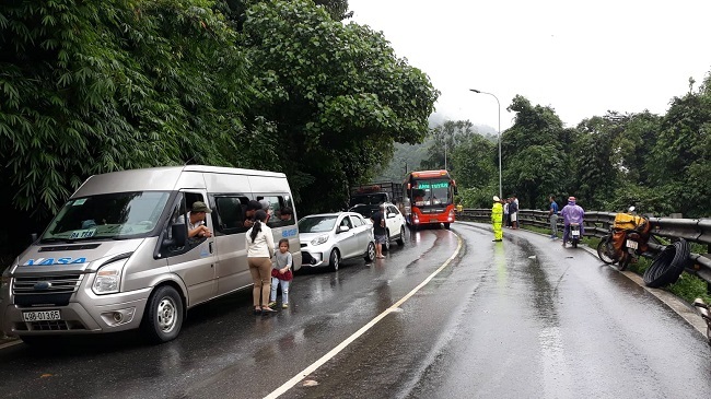 Đèo Bảo Lộc thông xe sau gần 1 ngày ách tắc nghiêm trọng