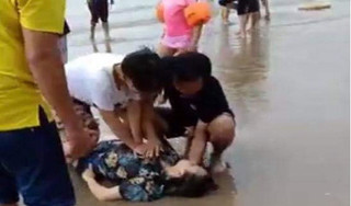 Tắm biển ở Bình Thuận, 9 người bị sóng cuốn, 4 người tử vong