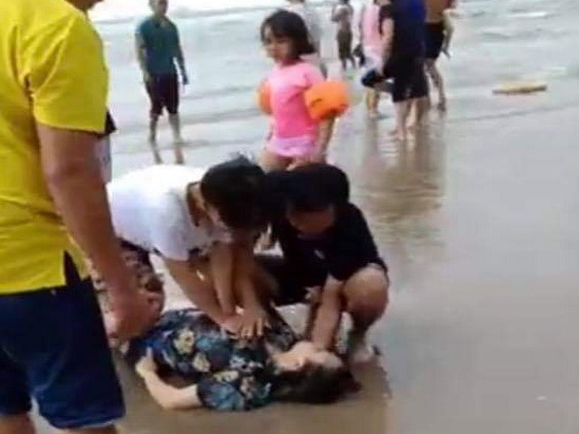 Thảm họa tắm biển ở Bình Thuận, 9 người bị sóng cuốn, 4 người tử vong