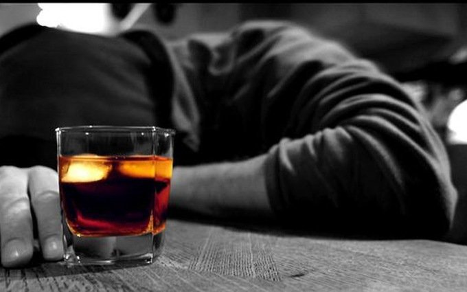 Uống 10 lít rượu trong 5 ngày, người đàn ông suýt mất mạng