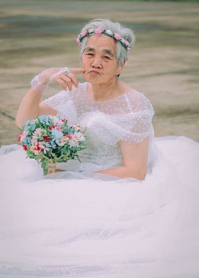 Bộ ảnh 'cô dâu 88 tuổi' gây bão mạng và câu chuyện ấm áp phía sau