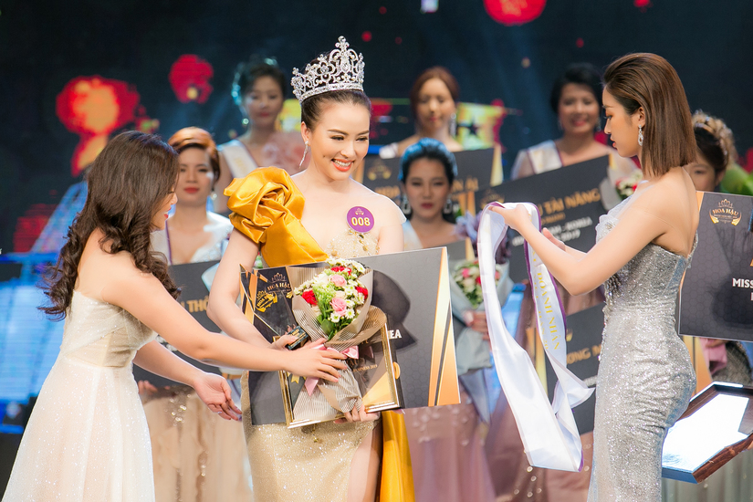 Đỗ Mỹ Linh xinh đẹp trao vương miện trong chung kết Hoa hậu doanh nhân Việt Hàn 2019