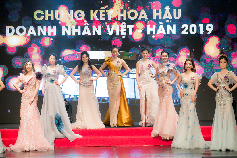 Đỗ Mỹ Linh xinh đẹp trao vương miện trong chung kết Hoa hậu doanh nhân Việt Hàn 2019
