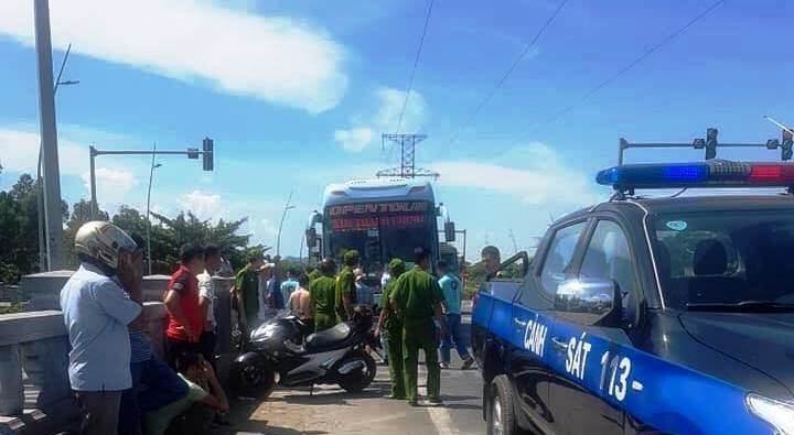 Mâu thuẫn sau va chạm giao thông, 2 xe khách rượt đuổi, đánh nhau như phim hành động 