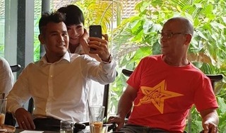 Phương Thanh trẻ trung khi hội ngộ với cựu cầu thủ Phan Thanh Bình 