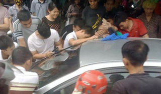 Giải cứu bé trai bị bố bỏ quên trong ô tô ở Quảng Ninh