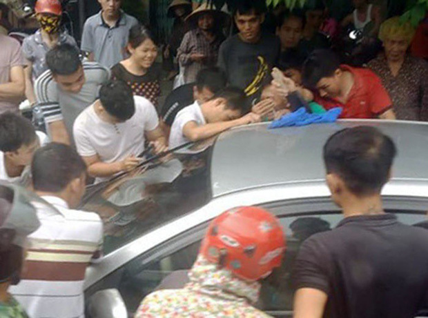 Giải cứu bé trai bị bố bỏ quên trong ô tô ở Quảng Ninh
