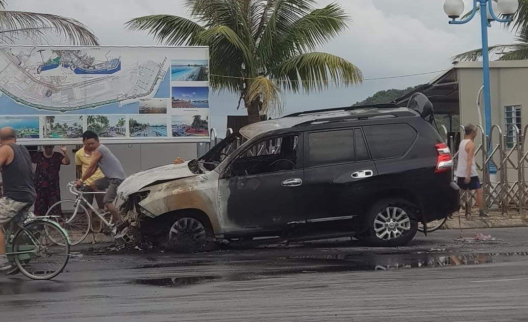 Quảng Ninh: Lái xe say rượu gây tai nạn, ô tô 2 tỷ bốc cháy dữ dội