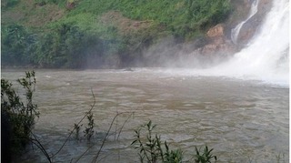Xót xa 3 thanh niên bị nước cuốn mất tích khi đi tắm thác