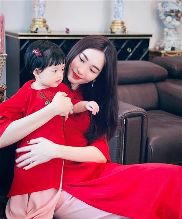 Con gái Hoa hậu Thu Thảo khiến dân mạng 'tan chảy' vì dễ thương