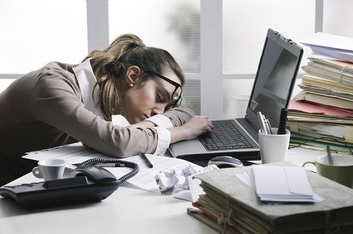 nhiều nhân viên văn phòng có thói quen không ngủ trưa