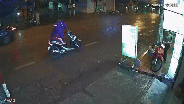 CLIP: Mẹ dừng xe máy giữa đường mặc áo mưa hại con bị tai nạn