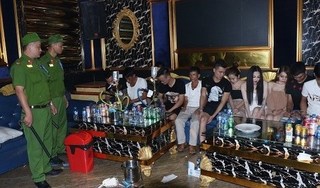 Bắt quả tang hàng chục thanh niên đang phê ma túy trong quán karaoke
