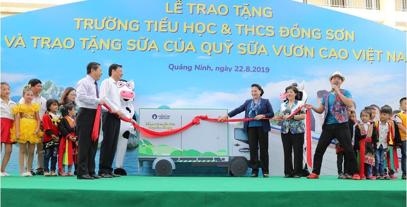 Trẻ em Quảng Ninh đón nhận ngôi trường mới từ Chủ tịch Quốc hội và hơn 71 ngàn ly sữa từ Quỹ sữa Vươn cao Việt Nam