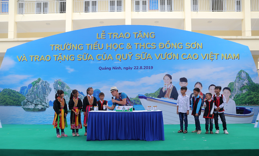 Trẻ em Quảng Ninh đón nhận ngôi trường mới từ Chủ tịch Quốc hội và hơn 71 ngàn ly sữa từ Quỹ sữa Vươn cao Việt Nam