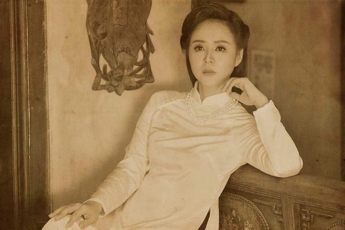 Nữ hoàng Hoa hồng Bùi Thanh Hương khoe vẻ đẹp kiêu sa trong tà áo dài trắng