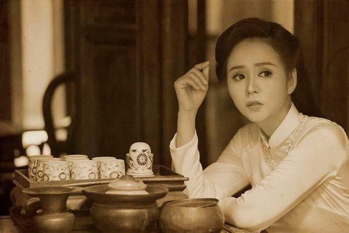 Nữ hoàng Hoa hồng Bùi Thanh Hương khoe vẻ đẹp kiêu sa trong tà áo dài trắng