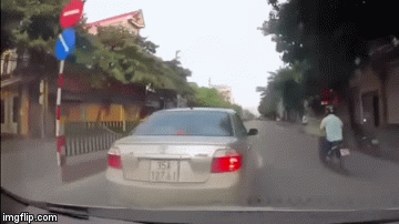 Clip: Bất chấp nguy hiểm, tài xế ô tô dừng xe lao xuống đường nhặt tiền rơi