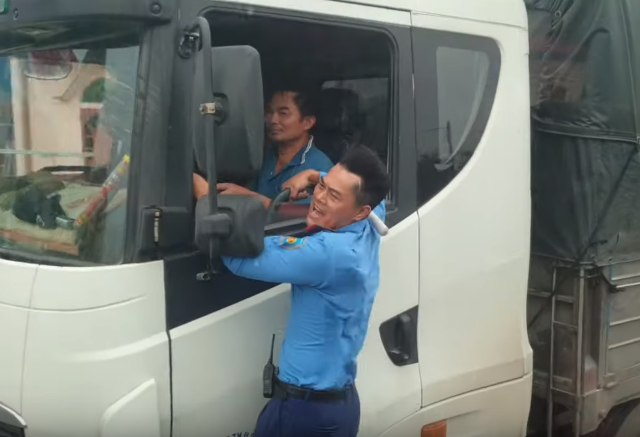 Xử phạt tài xế vụ thanh tra giao thông bám trên cabin bắt xe quá tải 