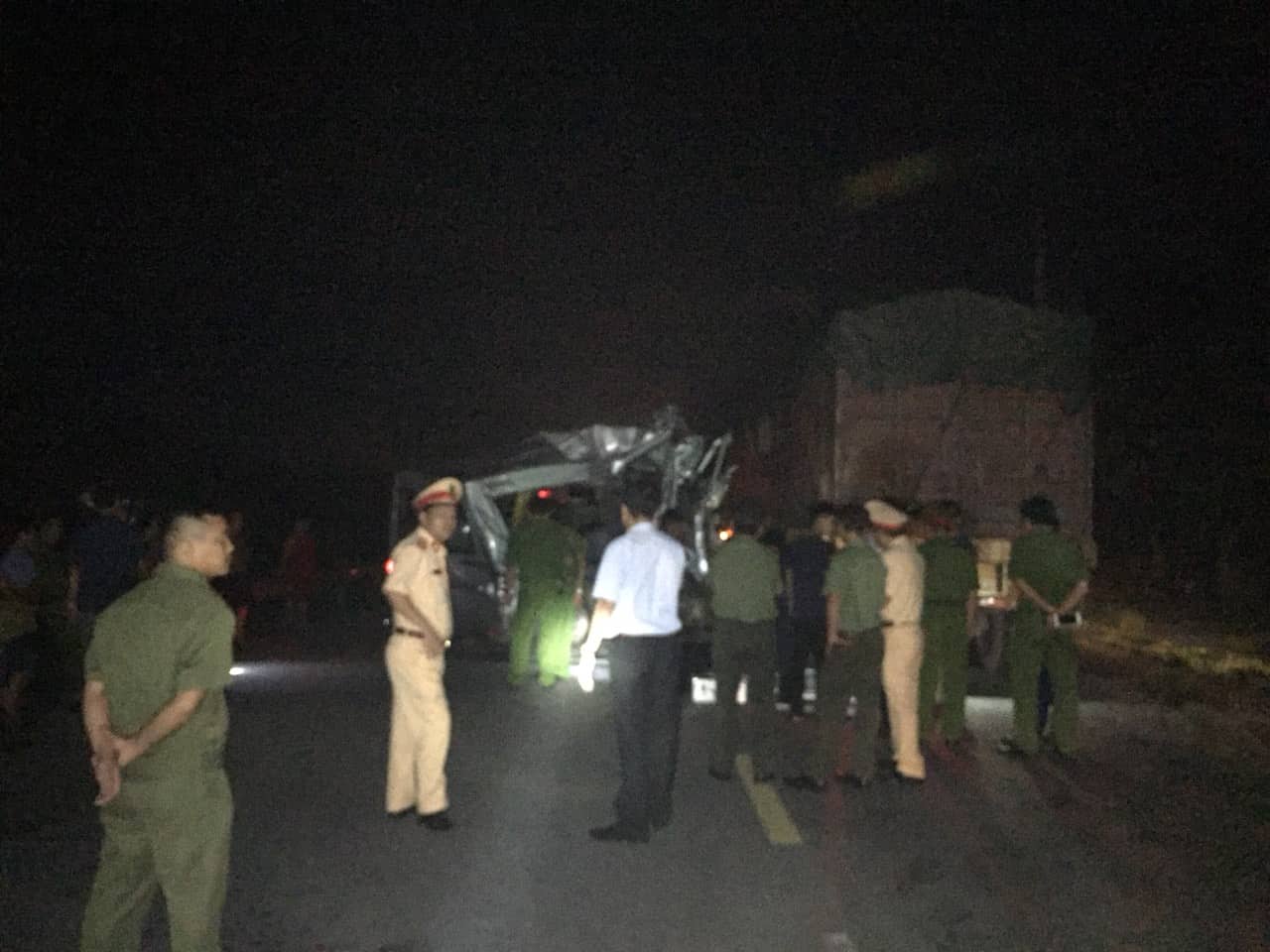 Xe khách húc đuôi container ở Hưng Yên, 16 người nhập viện