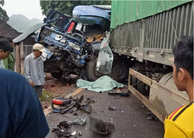 Sơn La: Tài xế xe tải chết trong cabin sau cú đối đầu cực mạnh với xe đầu kéo