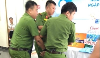 Nam thanh niên táo tợn cầm kiếm xông vào cướp ngân hàng ở Lào Cai